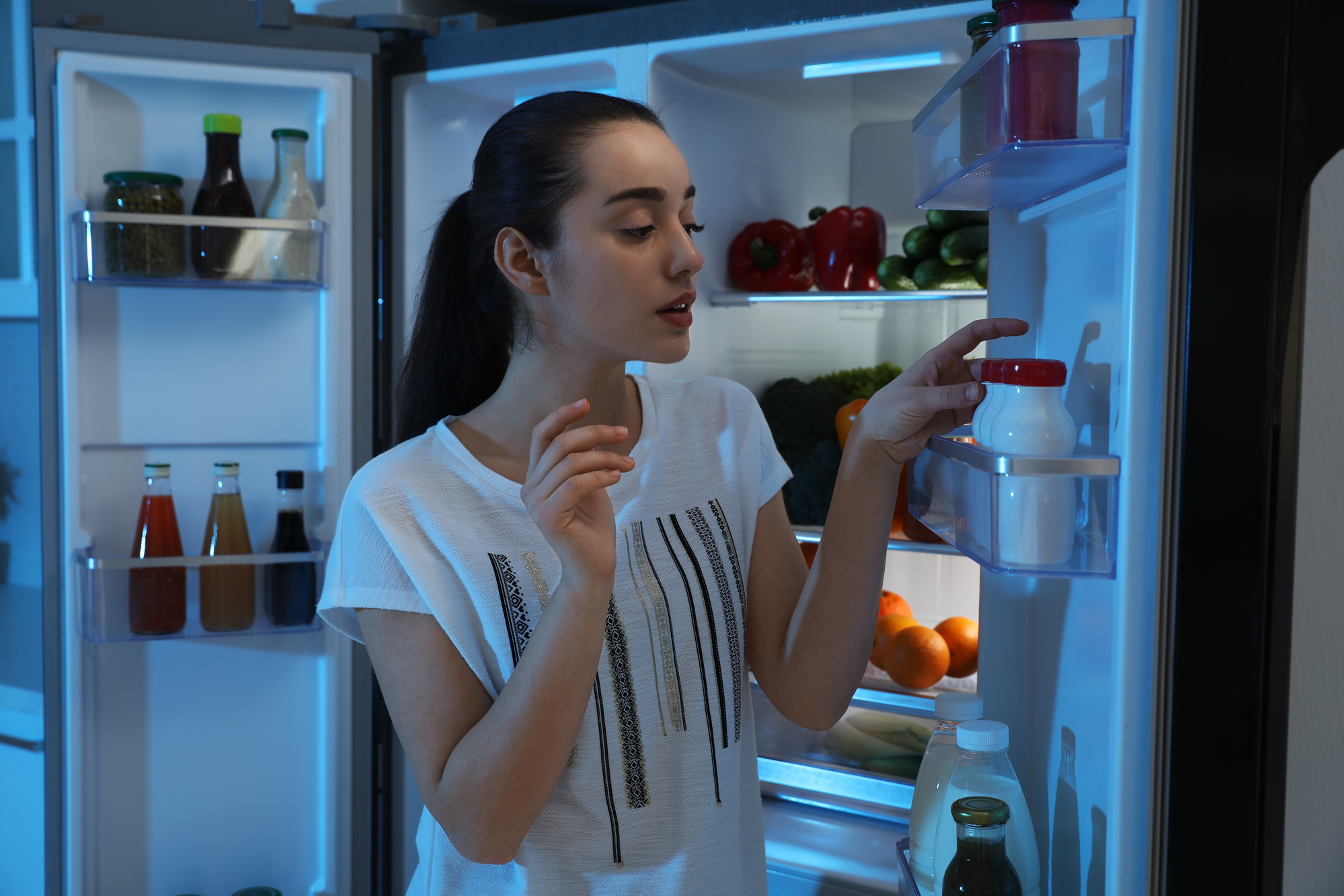 Диетолог перечислил 7 продуктов, которые нельзя есть на ночь — и список нас удивил